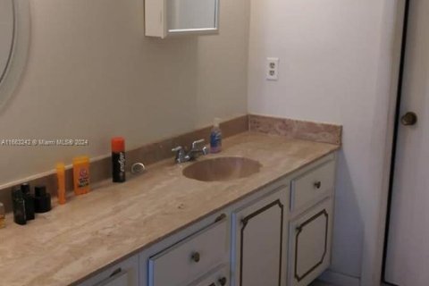 Condo in Lauderhill, Florida, 2 bedrooms  № 1372821 - photo 9