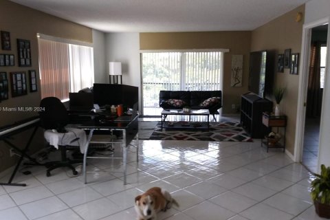 Condo in Lauderhill, Florida, 2 bedrooms  № 1372821 - photo 1