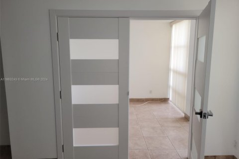 Condo in Hallandale Beach, Florida, 2 bedrooms  № 1372822 - photo 10