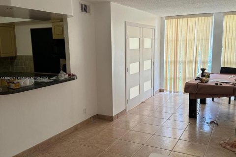 Condo in Hallandale Beach, Florida, 2 bedrooms  № 1372822 - photo 1