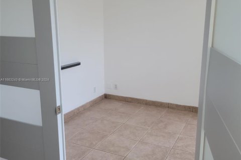 Condo in Hallandale Beach, Florida, 2 bedrooms  № 1372822 - photo 9