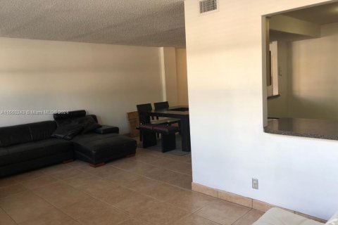 Condo in Hallandale Beach, Florida, 2 bedrooms  № 1372822 - photo 2