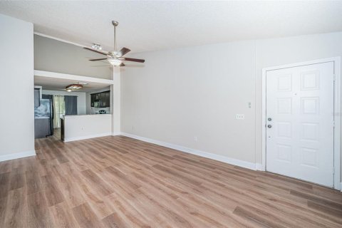 Condo in New Port Richey, Florida, 2 bedrooms  № 1418969 - photo 6