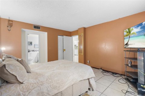 Condo in Lauderdale Lakes, Florida, 2 bedrooms  № 1418968 - photo 24