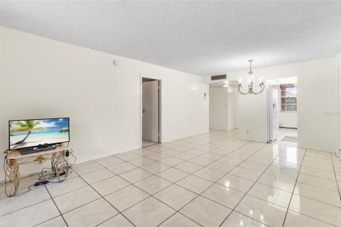 Condo in Lauderdale Lakes, Florida, 2 bedrooms  № 1418968 - photo 13