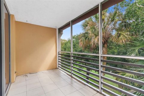 Condo in Lauderdale Lakes, Florida, 2 bedrooms  № 1418968 - photo 30