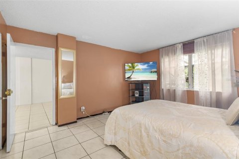 Condo in Lauderdale Lakes, Florida, 2 bedrooms  № 1418968 - photo 25