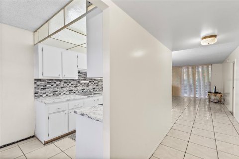 Condo in Lauderdale Lakes, Florida, 2 bedrooms  № 1418968 - photo 9