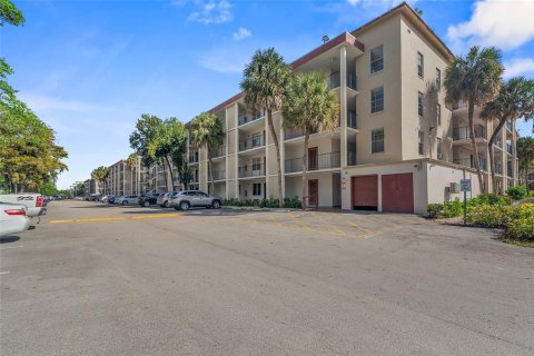 Condo in Lauderdale Lakes, Florida, 2 bedrooms  № 1418968 - photo 1