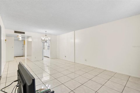 Condo in Lauderdale Lakes, Florida, 2 bedrooms  № 1418968 - photo 17