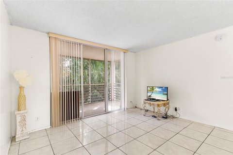 Condo in Lauderdale Lakes, Florida, 2 bedrooms  № 1418968 - photo 16