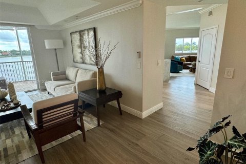 Condominio en venta en Doral, Florida, 3 dormitorios, 231.33 m2 № 1162728 - foto 18