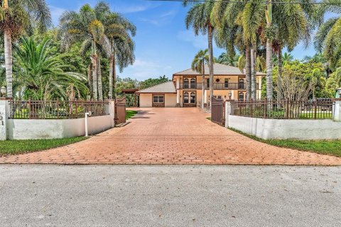 Villa ou maison à vendre à Southwest Ranches, Floride: 4 chambres, 321.07 m2 № 1162775 - photo 1