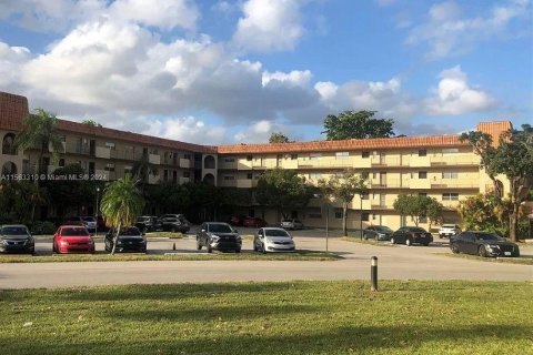 Condo in Lauderhill, Florida, 2 bedrooms  № 1099295 - photo 2