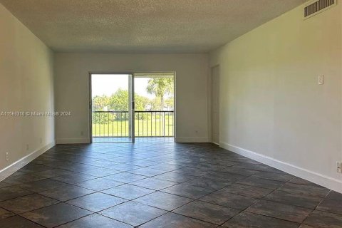 Condo in Lauderhill, Florida, 2 bedrooms  № 1099295 - photo 6