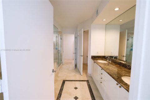 Condo in Sunny Isles Beach, Florida, 2 bedrooms  № 1329803 - photo 21