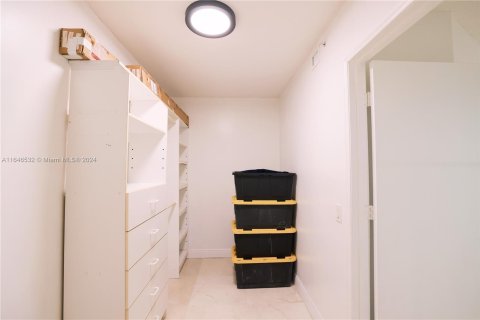 Condo in Sunny Isles Beach, Florida, 2 bedrooms  № 1329803 - photo 26