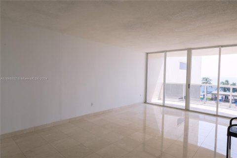 Condo in Sunny Isles Beach, Florida, 2 bedrooms  № 1329803 - photo 13