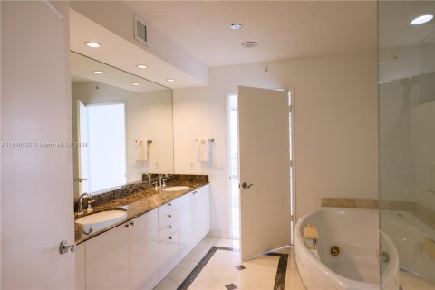 Condo in Sunny Isles Beach, Florida, 2 bedrooms  № 1329803 - photo 25