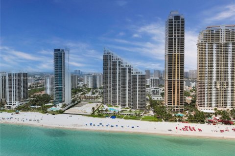 Condominio en venta en Sunny Isles Beach, Florida, 2 dormitorios, 147.71 m2 № 1329803 - foto 3