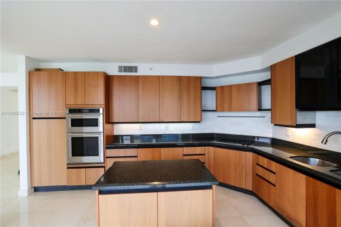 Condo in Sunny Isles Beach, Florida, 2 bedrooms  № 1329803 - photo 8