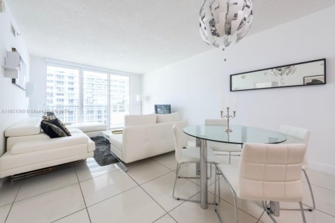 Condo in Miami, Florida, 1 bedroom  № 1333702 - photo 12