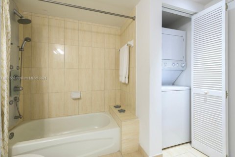 Condo in Miami, Florida, 1 bedroom  № 1333702 - photo 18