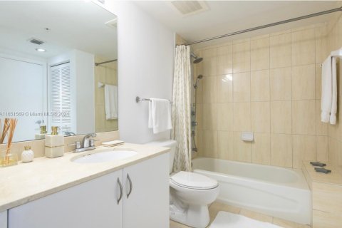 Condo in Miami, Florida, 1 bedroom  № 1333702 - photo 15