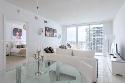 Condominio en alquiler en Miami, Florida, 1 dormitorio, 76.64 m2 № 1333702 - foto 2