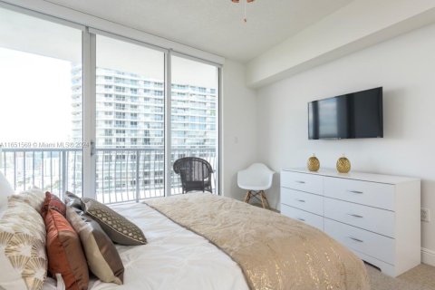 Condo in Miami, Florida, 1 bedroom  № 1333702 - photo 13