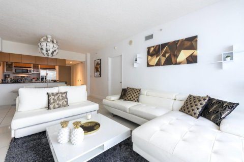 Condominio en alquiler en Miami, Florida, 1 dormitorio, 76.64 m2 № 1333702 - foto 4