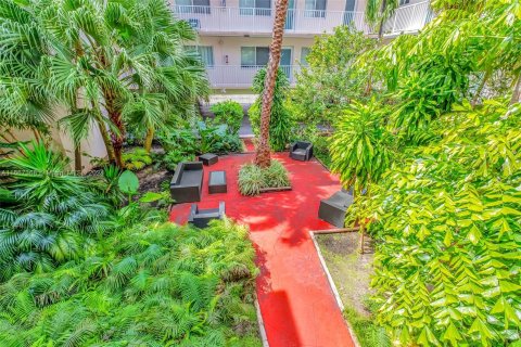 Condo in Miami Beach, Florida, 1 bedroom  № 1381768 - photo 19