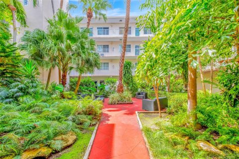 Condo in Miami Beach, Florida, 1 bedroom  № 1381768 - photo 17