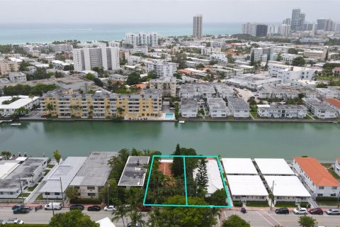 Propiedad comercial en venta en Miami Beach, Florida, 250.84 m2 № 1102702 - foto 16