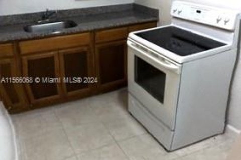 Commercial property in Miami Beach, Florida 250.84 sq.m. № 1102702 - photo 10