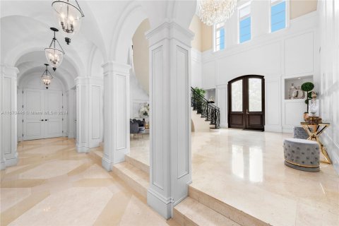 House in Coral Gables, Florida 8 bedrooms, 1085.47 sq.m. № 1389600 - photo 9