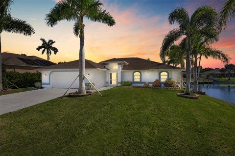 Casa en venta en Cape Coral, Florida, 3 dormitorios, 162.02 m2 № 831422 - foto 1