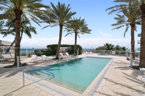 Condo in Miami Beach, Florida, 3 bedrooms  № 1378773 - photo 19