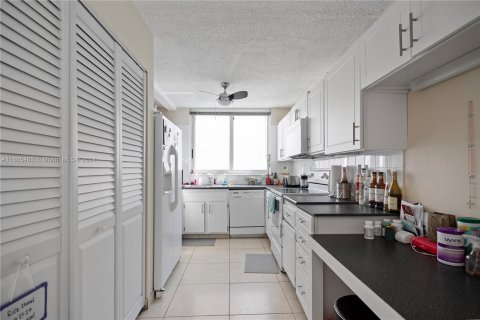 Condo in Pompano Beach, Florida, 2 bedrooms  № 1378732 - photo 11