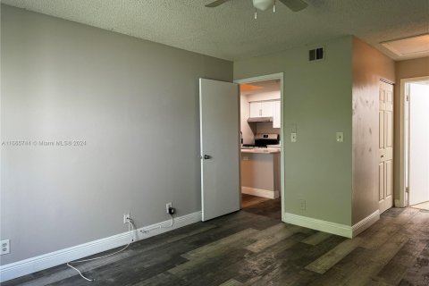 Condo in Tamarac, Florida, 1 bedroom  № 1378775 - photo 15