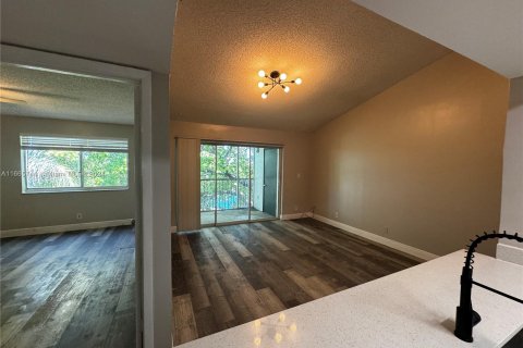 Condo in Tamarac, Florida, 1 bedroom  № 1378775 - photo 2