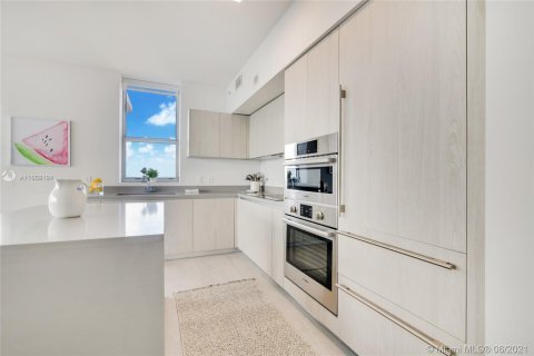 Condo in Hollywood, Florida, 3 bedrooms  № 9365 - photo 8