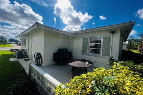 House in Tamarac, Florida 2 bedrooms, 155.8 sq.m. № 816104 - photo 3