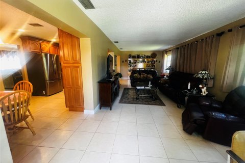 House in Tamarac, Florida 2 bedrooms, 155.8 sq.m. № 816104 - photo 17