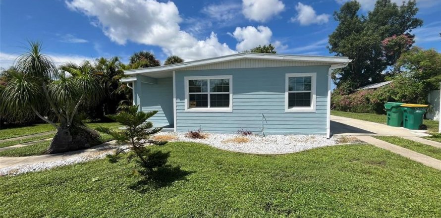 House in Port Charlotte, Florida 2 bedrooms, 56.58 sq.m. № 1371659