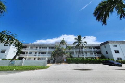 Condo in Fort Lauderdale, Florida, 2 bedrooms  № 1370672 - photo 1