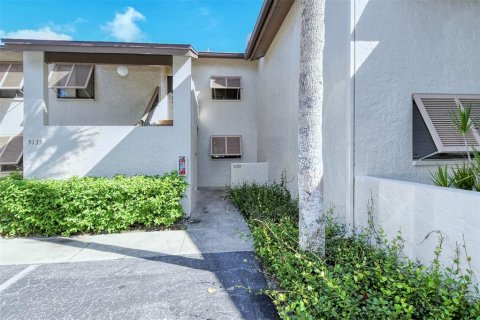 Condominio en alquiler en Sarasota, Florida, 2 dormitorios, 106.37 m2 № 214300 - foto 1