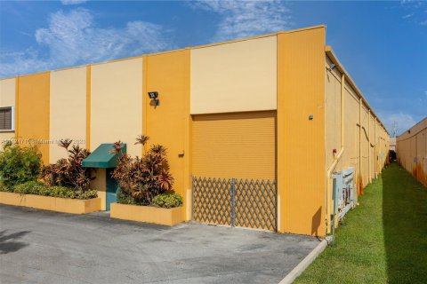 Immobilier commercial à vendre à Hialeah, Floride № 9393 - photo 3