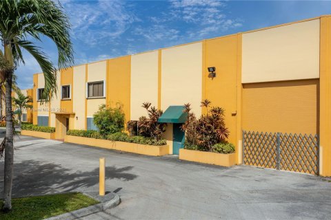 Commercial property in Hialeah, Florida № 9393 - photo 15