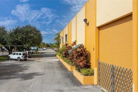 Immobilier commercial à vendre à Hialeah, Floride № 9393 - photo 5